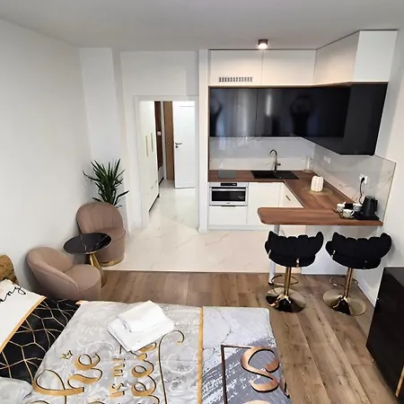 Apartman Naomi דירה