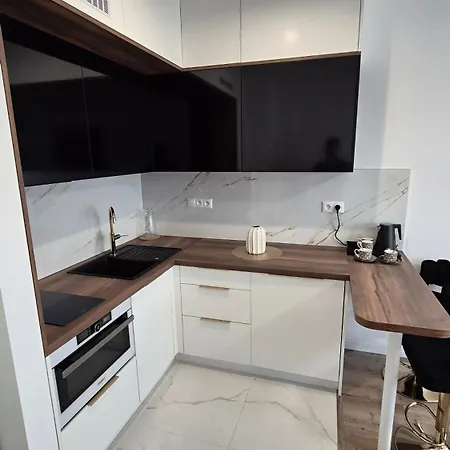 Apartman Naomi דירה