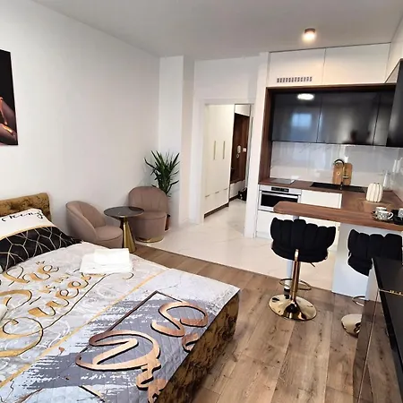 Apartman Naomi דירה